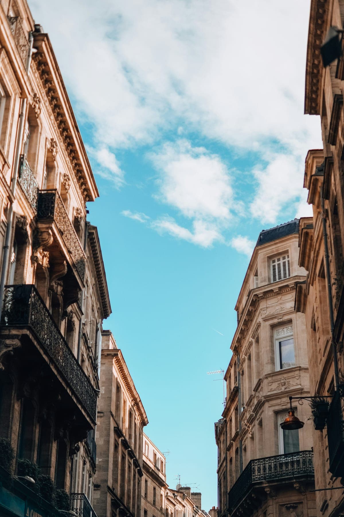Immeuble bordelais typique sous un ciel bleu