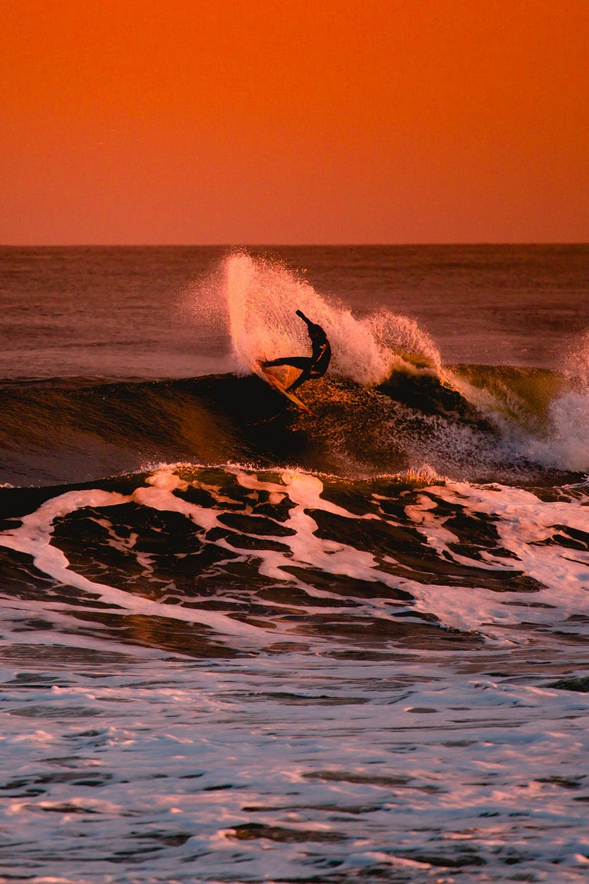Surfeur sur la plage de Lacanau